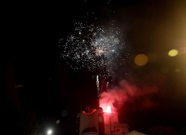 Цеца изашла на улицу и дала знак: Спектакуларан ватромет изнад виле Ражнатовића у част рођења малог Жељка (ФОТО)